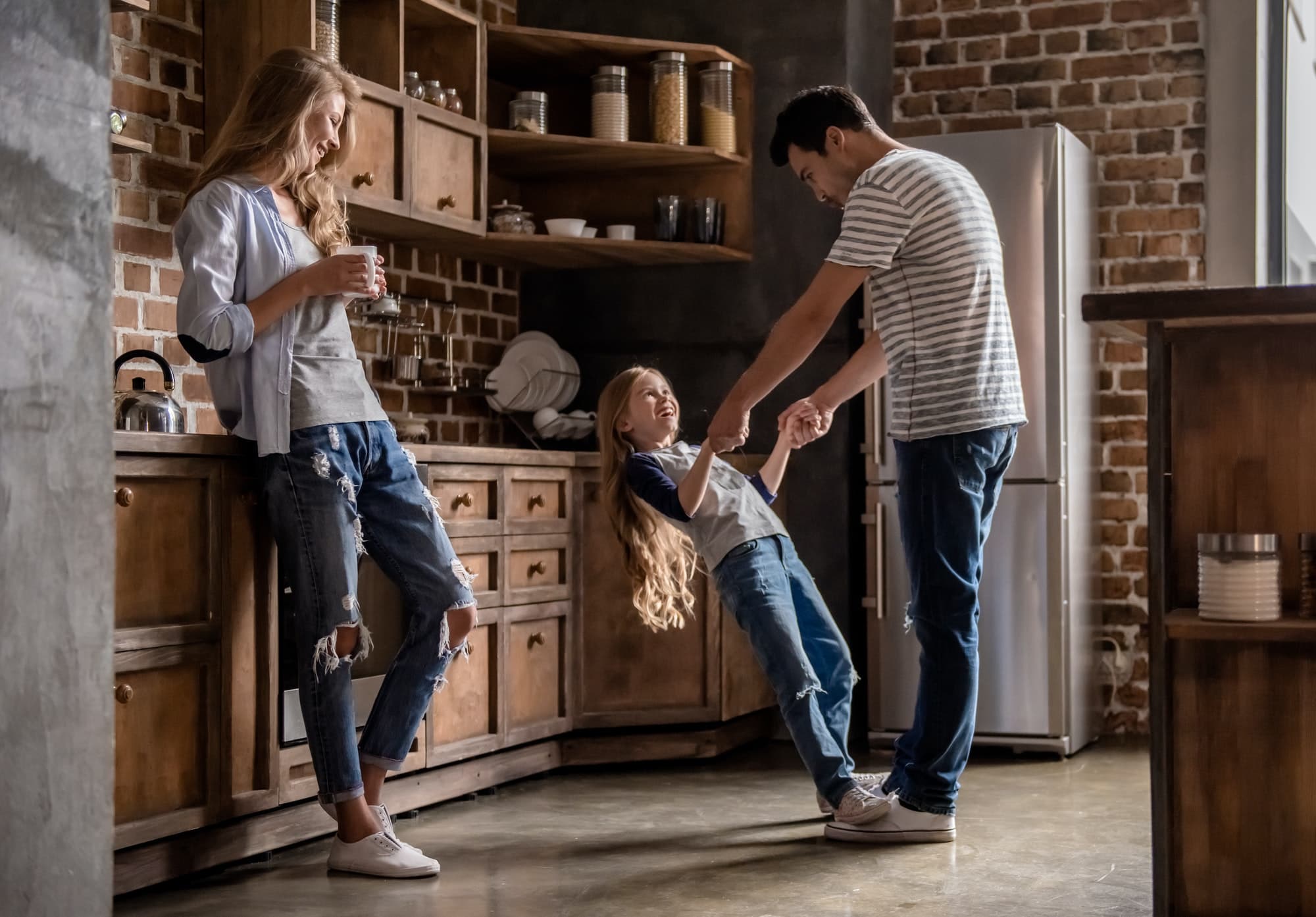 Familie danser i køkkenet