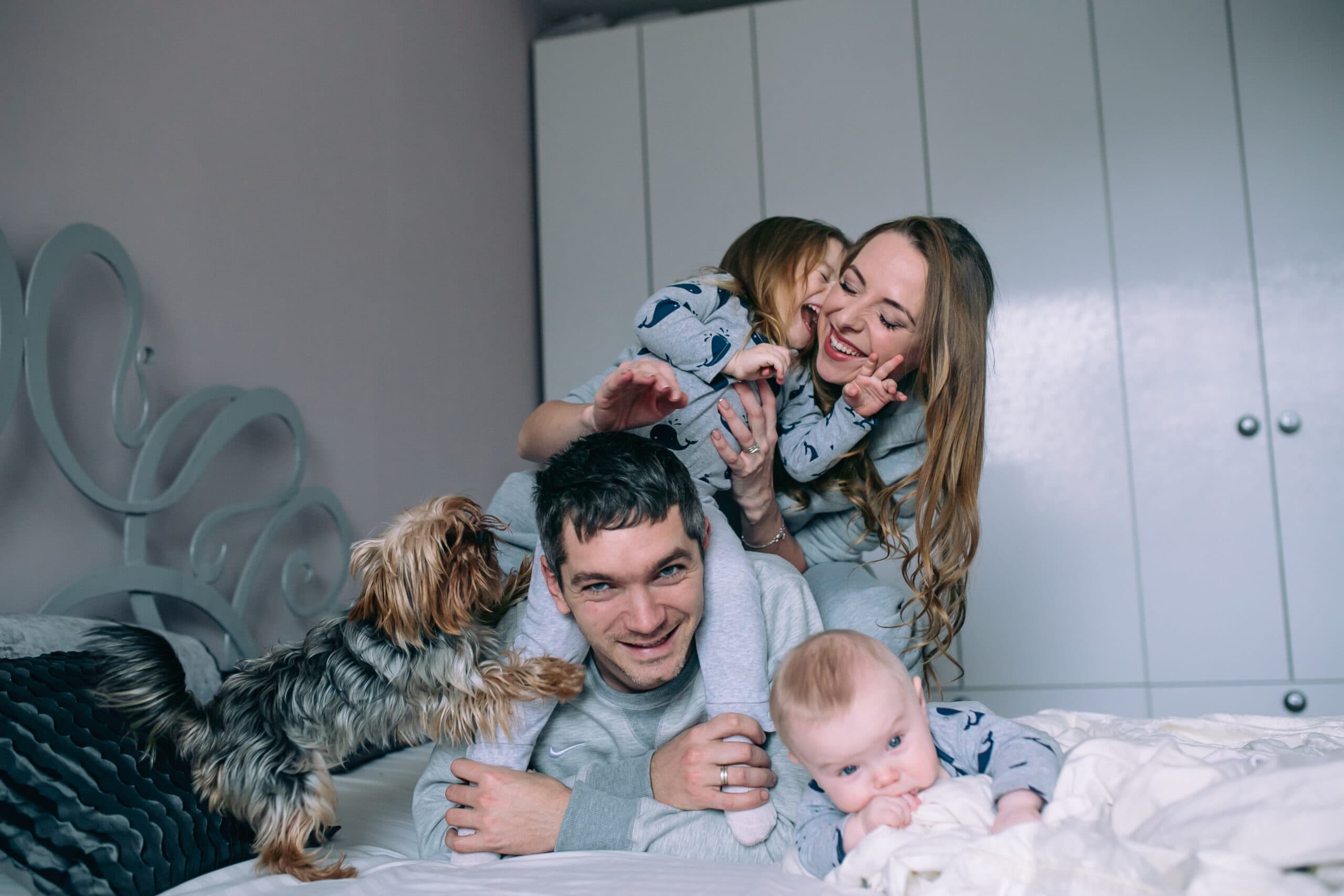 Familie hygger sig sammen